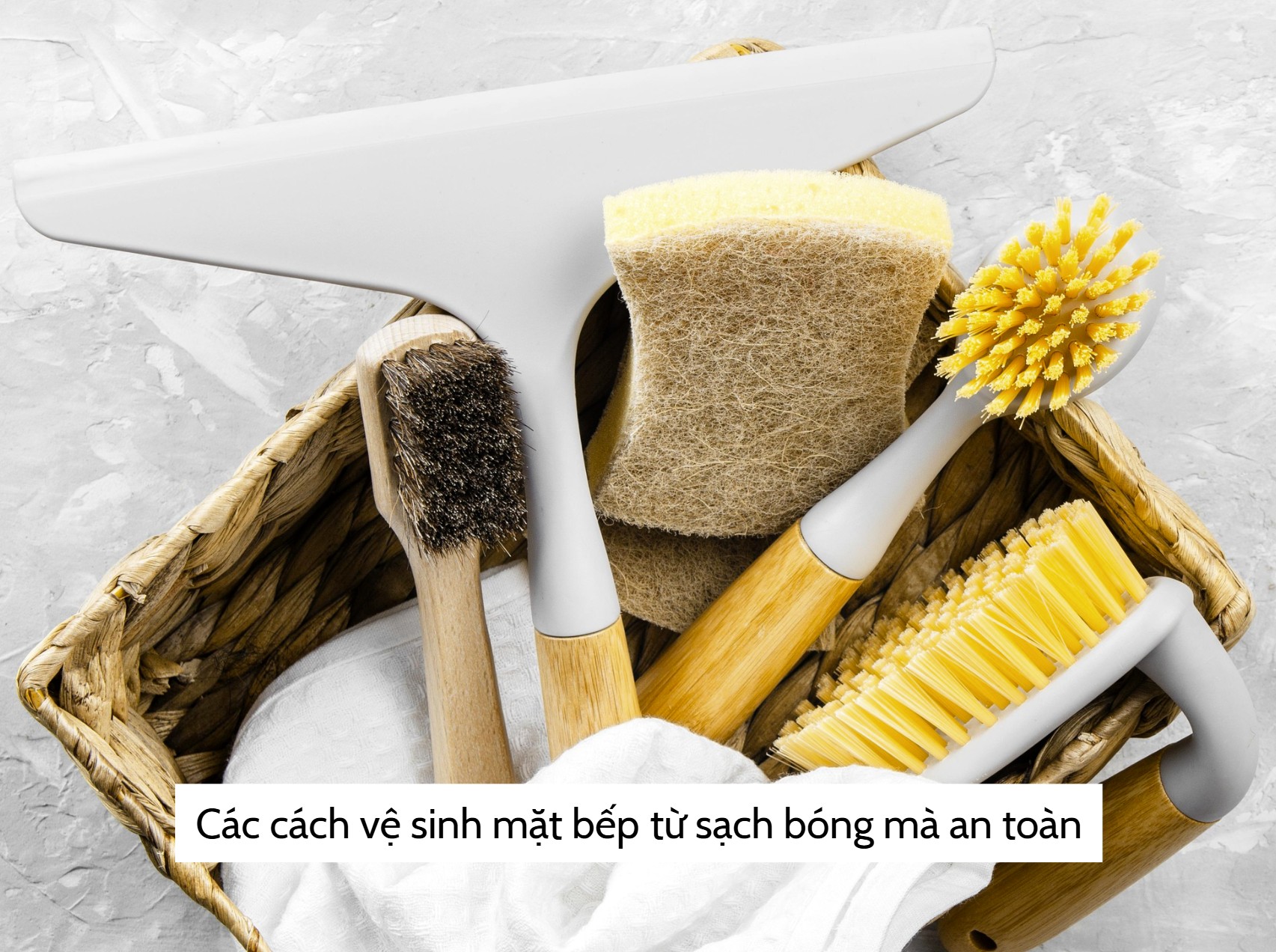 Các dung dịch và dụng cụ vệ sinh bếp từ