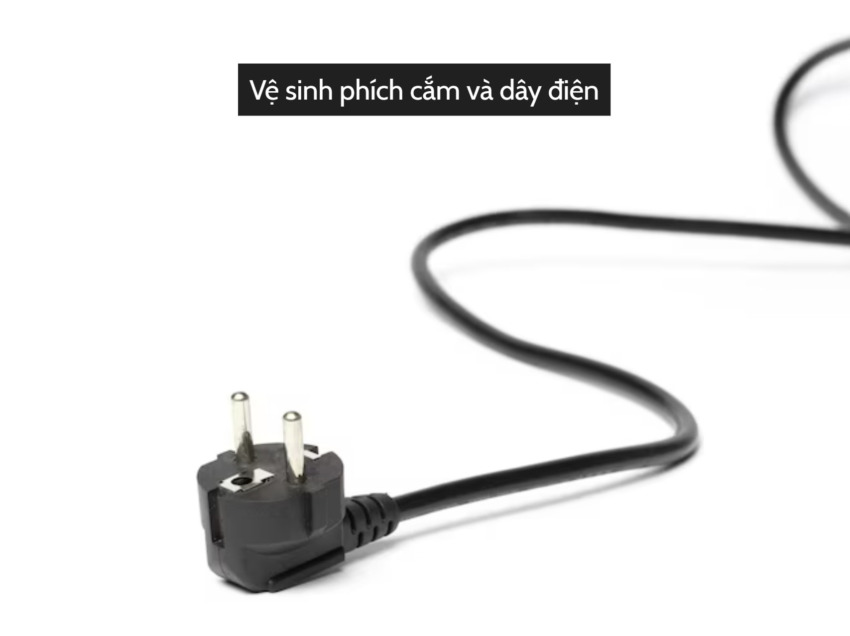 Vệ sinh phích cắm và dây điện 